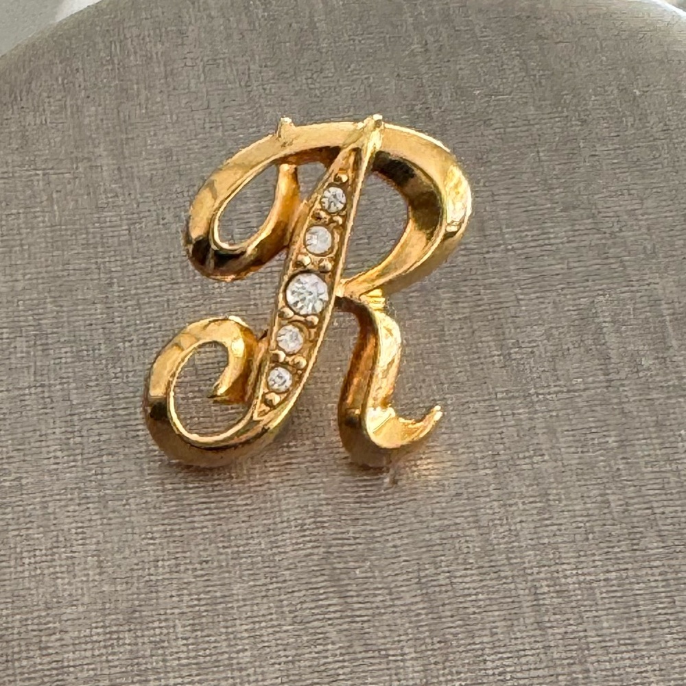 Avon initial R pin
